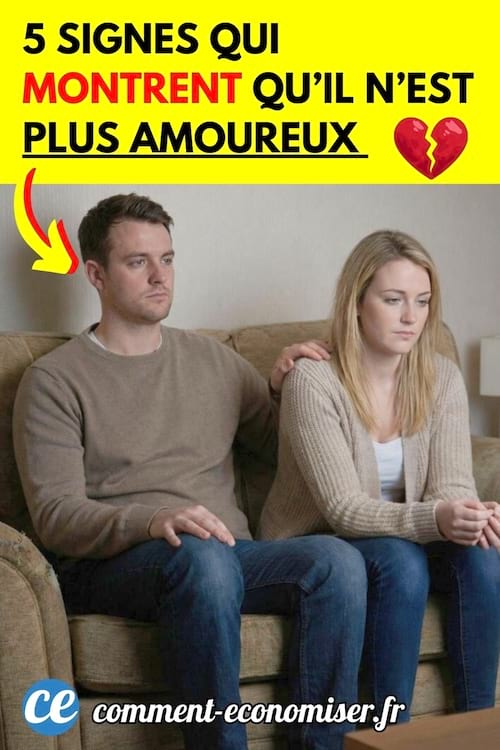 un homme pose sa main sur l'&eacute;paule d'une femme assis sur un canap&eacute;