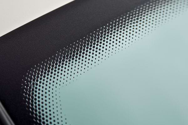 macro de la zone pointillee noire sur le vitrage automobile en partie superieure