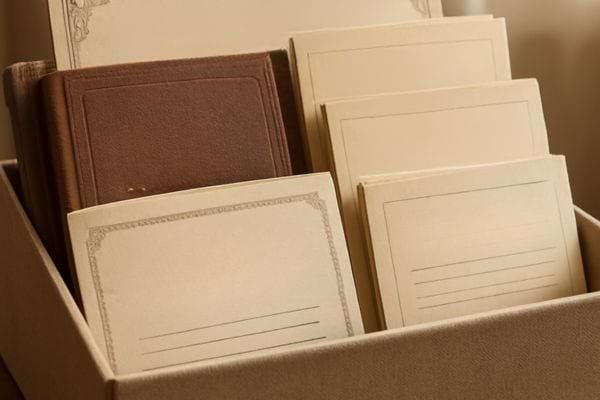 boite en carton contenant carnets anciens et cartes vierges soigneusement ranges