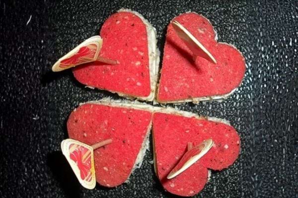 des bouch&eacute;es au pain de mie et au salami en forme de coeur