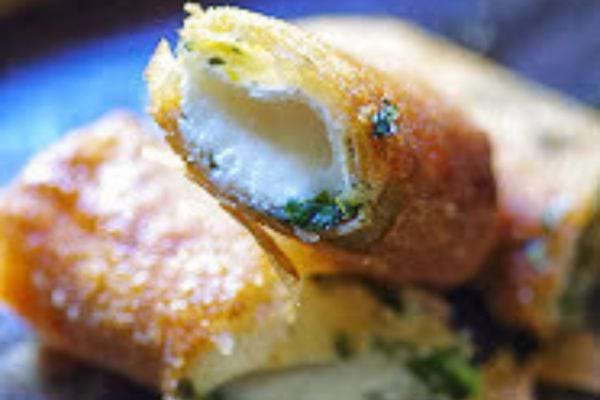 des bricks au fromage de ch&egrave;vre fondant avec de la menthe