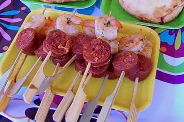 des brochettes ap&eacute;ritives au chorizo et &agrave; la crevette