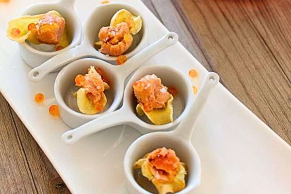 des chips de panais avec un peu de foie gras dans des mini casseroles