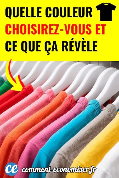 des t-shirts de couleur diff&eacute;rente sur des cintres