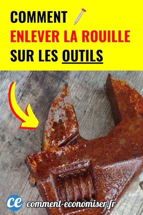 grosse cle anglaise couverte de rouille posee sur une surface en bois