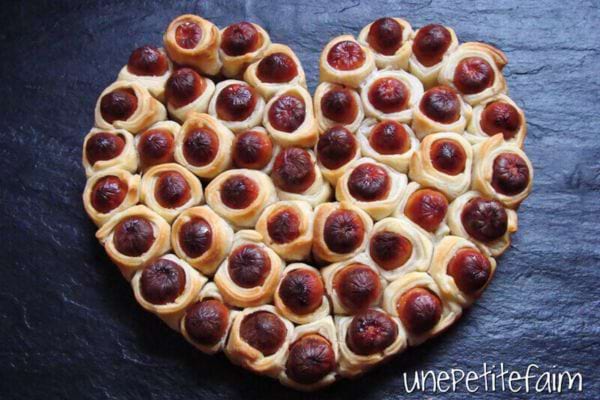 feuillet&eacute; en forme de coeur avec des mini saucisses