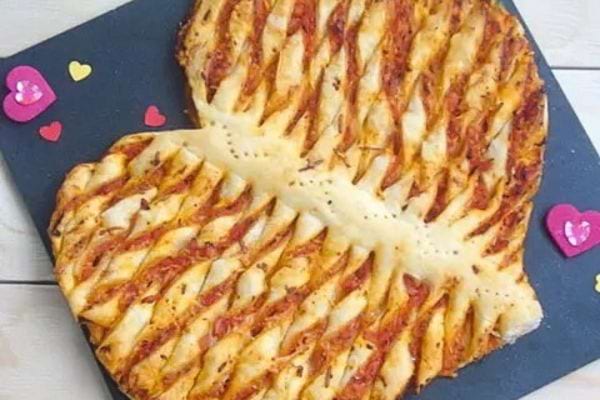 coeur en p&acirc;te feuillet&eacute;e avec de la tomate et du fromage