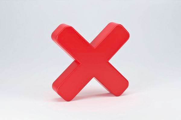 une grande croix rouge en relief est posee sur un fond blanc