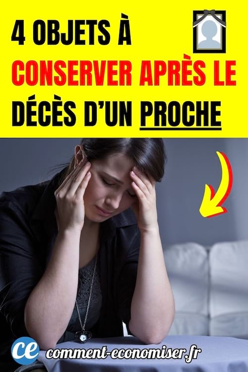 une femme en deuil habill&eacute;e de noir se tient la t&ecirc;te et pleure accoud&eacute;e sur une table