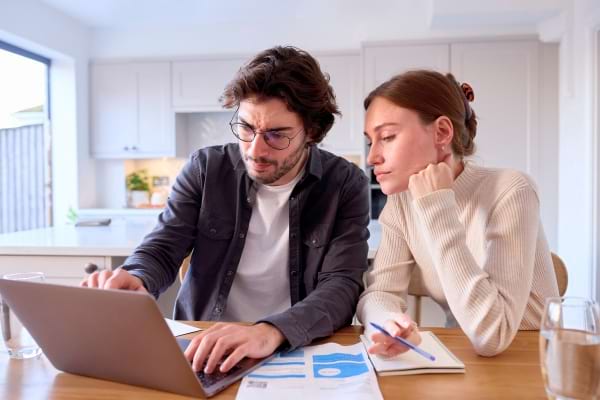 un couple qui regarde un ordinateur 