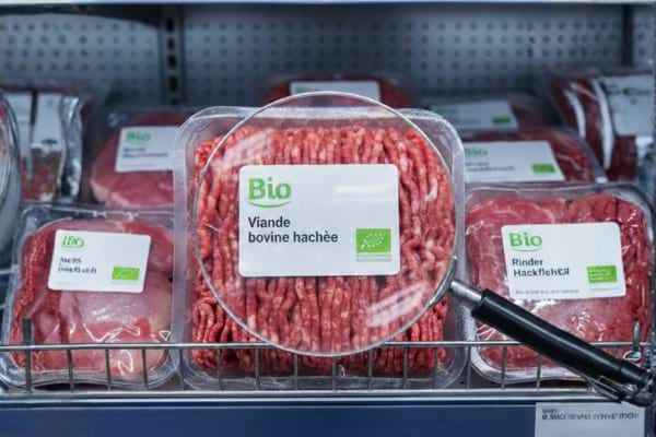 Close up on a package of organic ground beef labeled 'Bio'. The lighting is somewhat cool, typical of supermarkets.