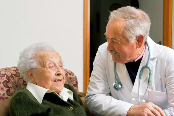 Un docteur qui parle à une femme centenaire