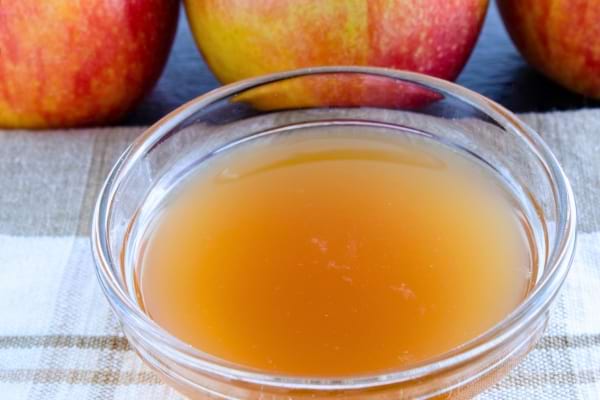 Une coupelle de vinaigre de cidre
