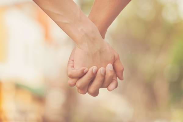 deux mains qui se tiennent fermement. 