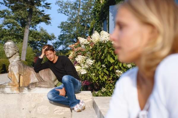 Un homme qui regarde une femme de loin