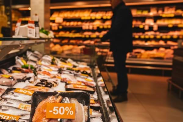 Un rayon ou l'on voit du poisson vendu &agrave; -50%