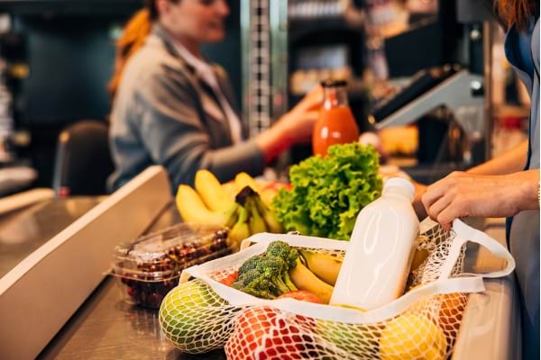 un tapis de course dans un supermarch&eacute; 