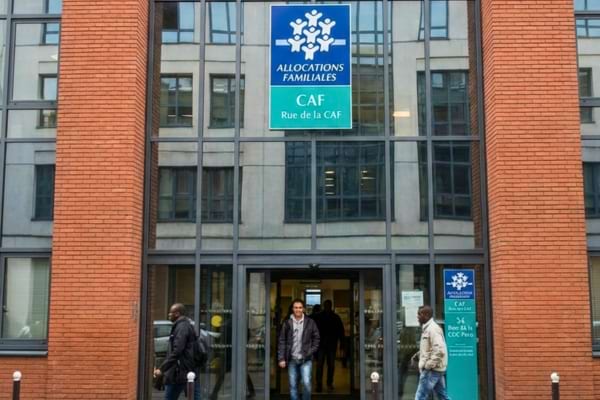 Une devanture de CAF