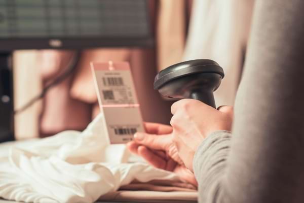 une personne qui scanne un code-barres