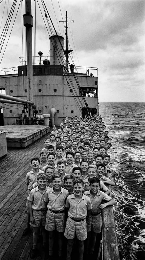 des enfants r&eacute;fugi&eacute;s sur un b&acirc;teau