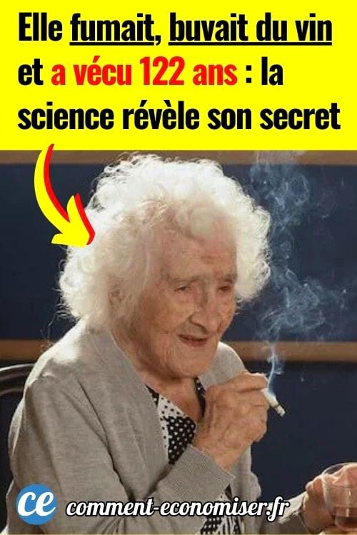 Femme &acirc;g&eacute;e aux cheveux blancs, assise &agrave; table, tenant une cigarette et un verre, fum&eacute;e visible.