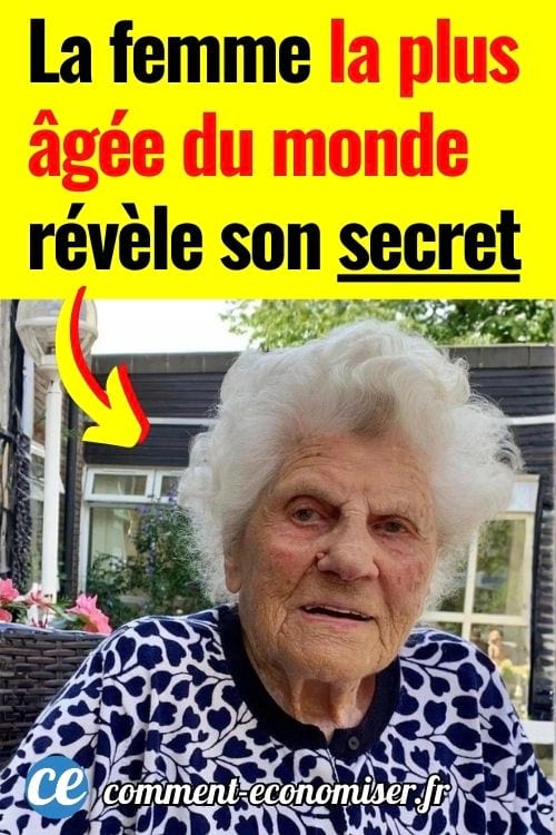 Femme centenaire souriante assise dans un jardin en plein air