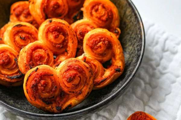 des feuillet&eacute;s en forme de coeur, parfum&eacute;s au pesto rosso