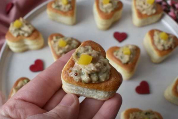 bouch&eacute;e feuillet&eacute;e en forme de coeur au thon et &agrave; la mangue