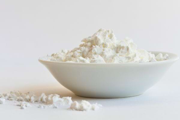 un bol contient une epaisse couche blanche