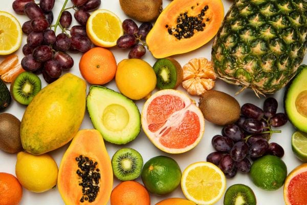 composition de fruits frais varies avec agrumes kiwi papaye ananas avocat raisins et pamplemousse