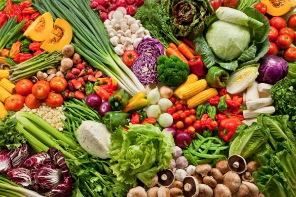 grande selection de legumes frais colores comme choux carottes tomates salades champignons et poivrons