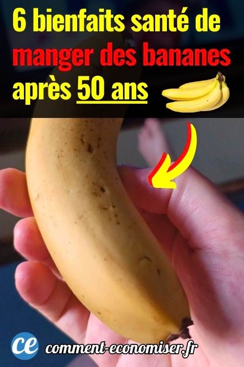 Main tenant une banane jaune avec des taches brunes