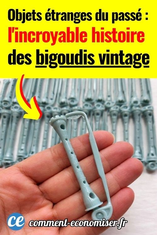 Bigoudis vintage en plastique gris tenus dans une main avec collection en arri&egrave;re-plan