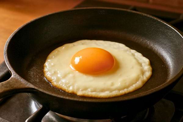  oeufs au plat avec jaune coulant 