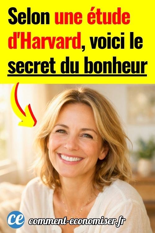 Femme blonde souriante, cheveux mi-longs ondulés, lumière naturelle douce en intérieur.