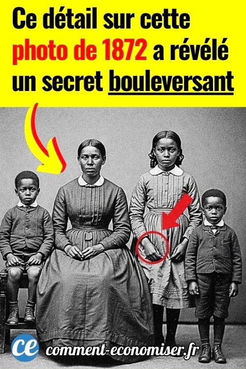Photo ancienne de 1872 montrant une femme et trois enfants, avec un d&eacute;tail mis en &eacute;vidence sur le poignet d&rsquo;une fillette