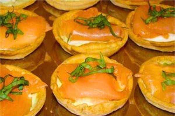 des tartelettes au saumon, pesto et mozzarella