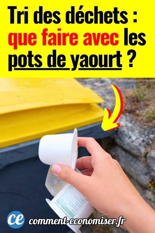 Main de femme tenant deux pots de yaourt vides près d’une poubelle au couvercle jaune dehors