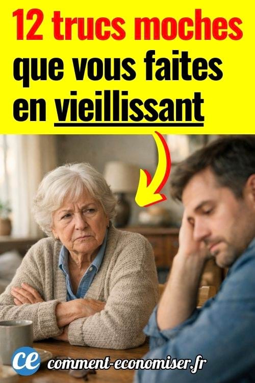 Femme âgée inquiète regarde un homme triste, tête baissée, assis à table avec une tasse de café.