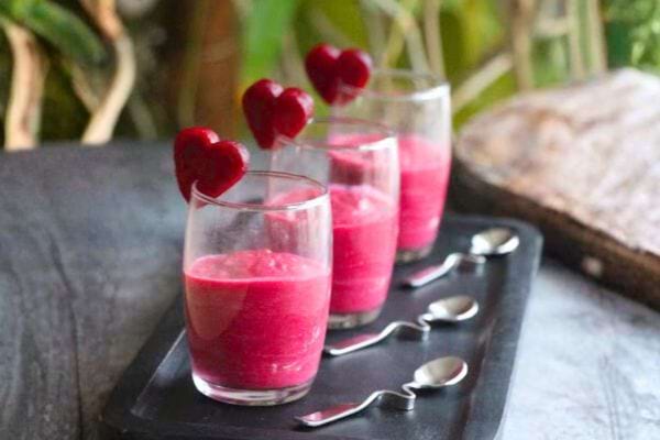 3 verrines de mousse de betteraves et de ch&egrave;vre avec des petits coeurs