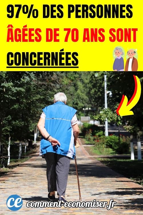un viel homme avec une veste sans manche bleu marche sur un chemin à l'aide d'une canne