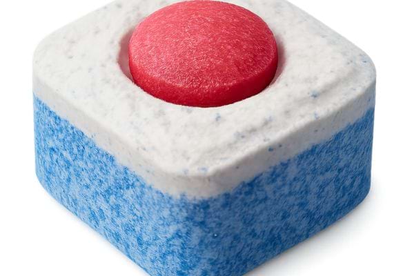 un cube nettoyant pour toilettes en gros plan sur fond neutre