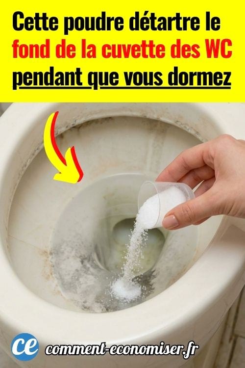 Main versant du bicarbonate de soude dans la cuvette des toilettes pour nettoyer le tartre et d&eacute;sodoriser.