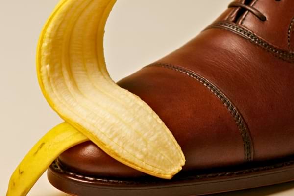une peau de banane fra&icirc;che, frott&eacute;e d&eacute;licatement sur la pointe d'une belle chaussure de ville