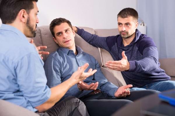 Un groupe d'amis qui discutent