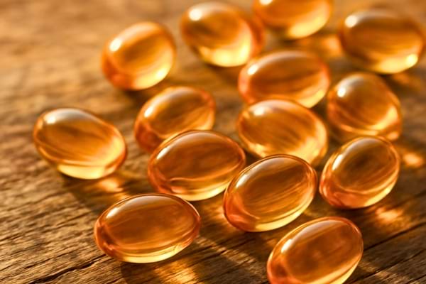 Des g&eacute;lules de vitamines translucides et dor&eacute;es pos&eacute;es