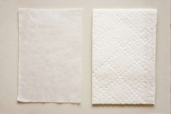 euille de papier toilette tr&egrave;s fine et transparente &agrave; gauche, et une feuille &eacute;paisse