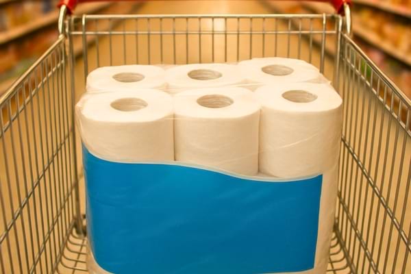 un &eacute;norme paquet familial de papier toilette.