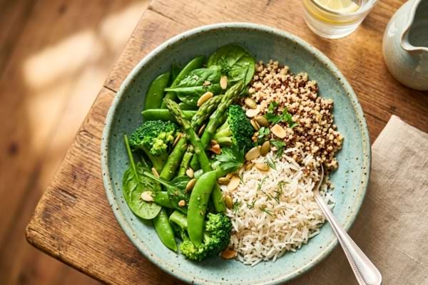 Un repas sain dans un beau bol en c&eacute;ramique, compos&eacute; de l&eacute;gumes verts cuits &agrave; la vapeur