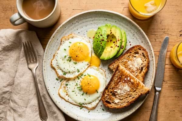Une belle assiette de petit-d&eacute;jeuner &eacute;quilibr&eacute; vue de haut. Deux &oelig;ufs au plat parfaits